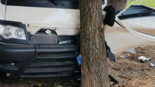 Il mezzo della raccolta rifiuti dopo l’incidente