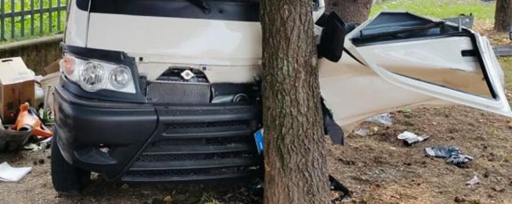 Il mezzo della raccolta rifiuti dopo l’incidente