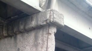Un particolare del ponte di via Manzoni