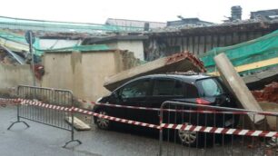 Crolla un tetto a Carate Brianza