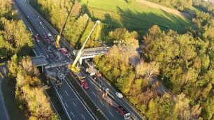 Una foto dall’alto dei lavori di rimozione del ponte crollato sulla Valassina