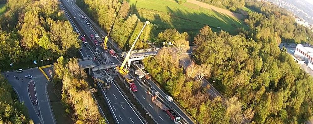 Una foto dall’alto dei lavori di rimozione del ponte crollato sulla Valassina