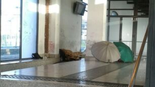 Degrado senza fine alla stazione di Monza: «Rubano persino le coperte ai senzatetto»