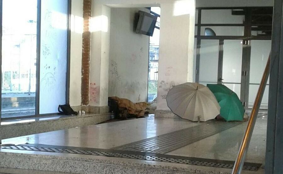 Degrado senza fine alla stazione di Monza: «Rubano persino le coperte ai senzatetto»