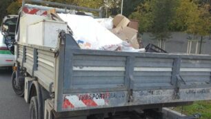 Il camion fermato dalla polizia locale a Monza