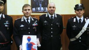 Il colonnello Rodolfo Santovito mostra il nuovo calendario storico dei carabinieri, alla sua sinistra il maggiore Enrico Vecchio