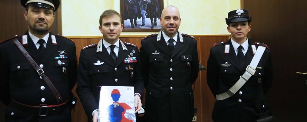 Il colonnello Rodolfo Santovito mostra il nuovo calendario storico dei carabinieri, alla sua sinistra il maggiore Enrico Vecchio