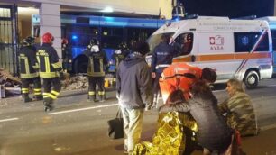 L’autobus che ha sfondato la vetrina del bar, alcuni feriti e i soccorritori