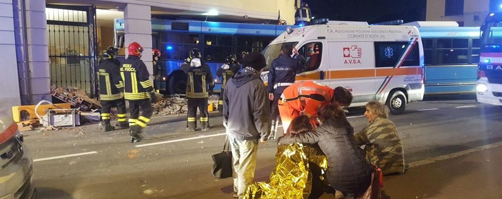 L’autobus che ha sfondato la vetrina del bar, alcuni feriti e i soccorritori