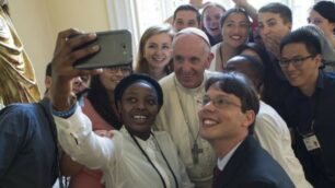Papa Francesco con alcuni ragazzi alla Gmg 2016