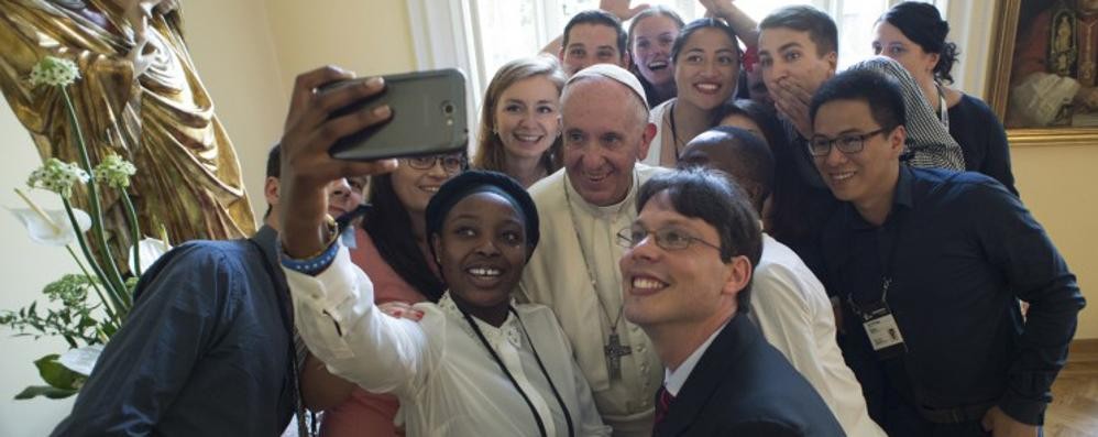 Papa Francesco con alcuni ragazzi alla Gmg 2016