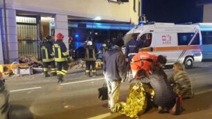 L’incidente di Busnago: un autobus sfonda la vetrina di un bar, 9 feriti