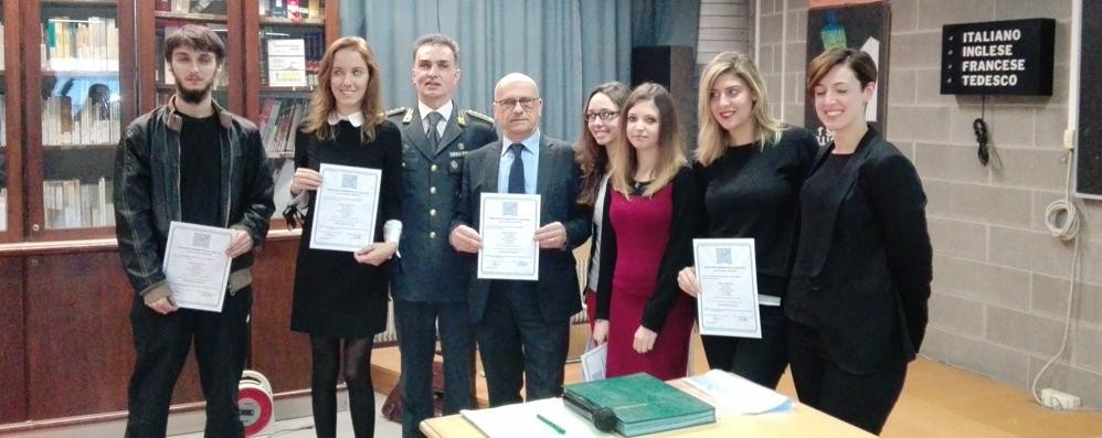 I premiati con il preside Carmelo Catalano e il colonnello Massimo Gallo