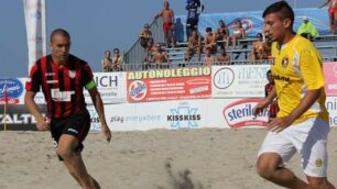 Mattia Zambelli (a destra con la maglia gialla) in azione a beach soccer