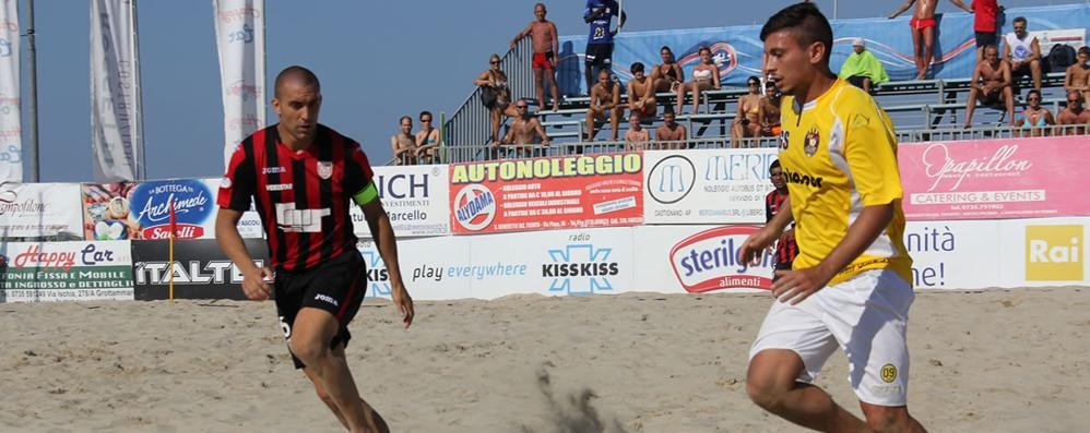 Mattia Zambelli (a destra con la maglia gialla) in azione a beach soccer