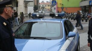Provvidenziale l’intervento degli agenti della polizia di Monza
