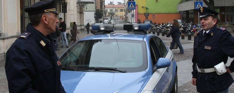 Provvidenziale l’intervento degli agenti della polizia di Monza
