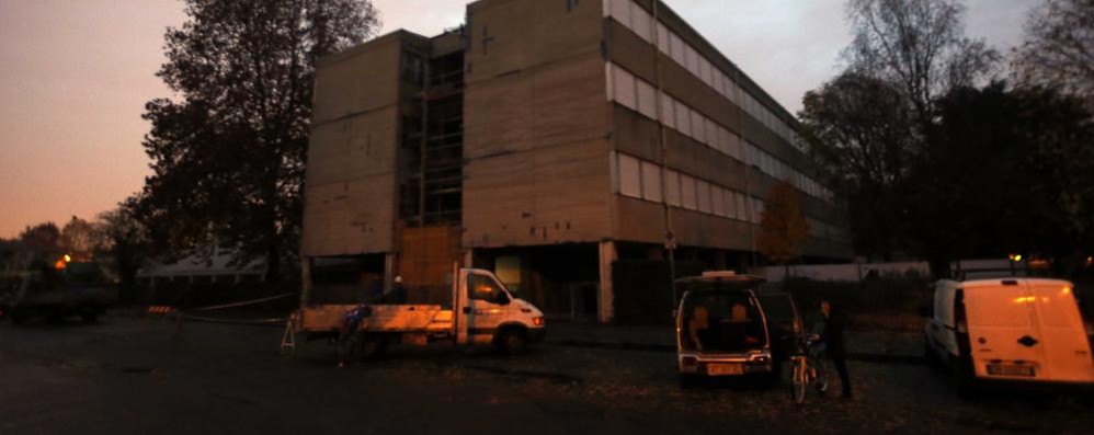 Monza Scoppio di un trasformatore nella cabina elettrica situata all interno della scuola media Bonatti Oltre gli edifici scolastici una parte del quartiere al buio