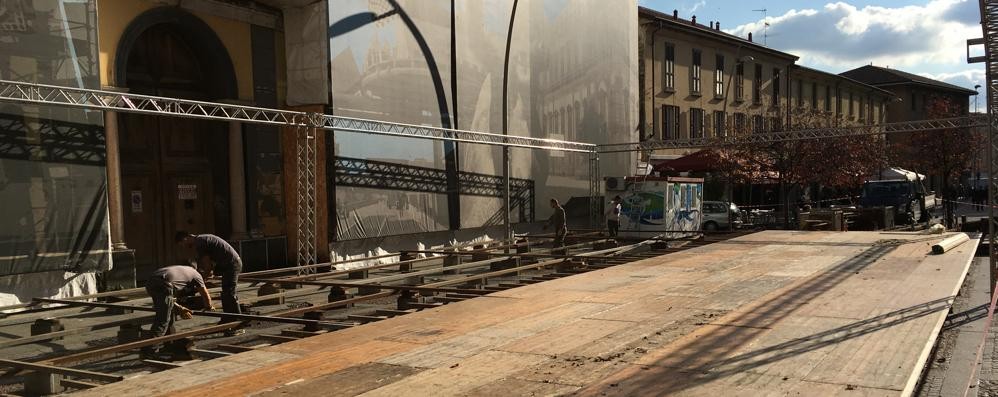 L’allestimento della pista di pattinaggio