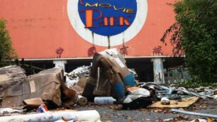 Rifiuti davanti al Magic Movie