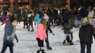 Seregno, la pista di pattinaggio di piazza Segni in una foto del 2015