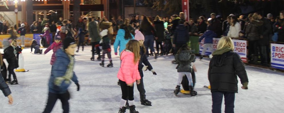 Seregno, la pista di pattinaggio di piazza Segni in una foto del 2015