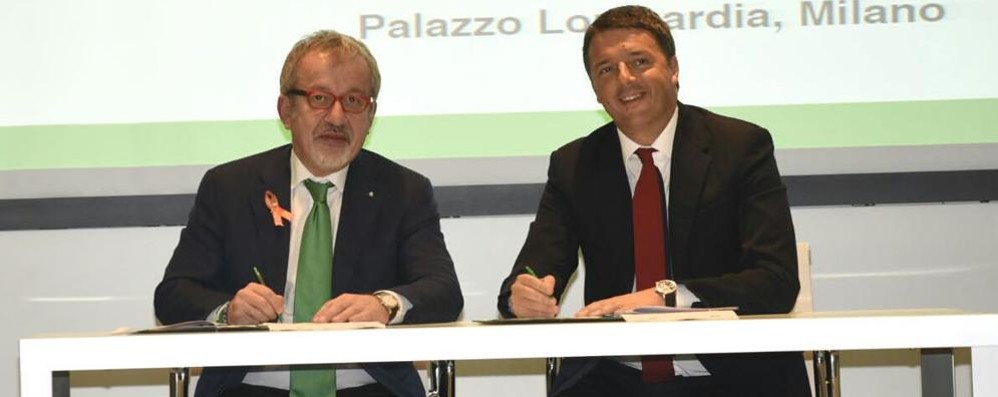 Roberto Maroni e Matteo Renzi firmano il Patto per la Lombardia