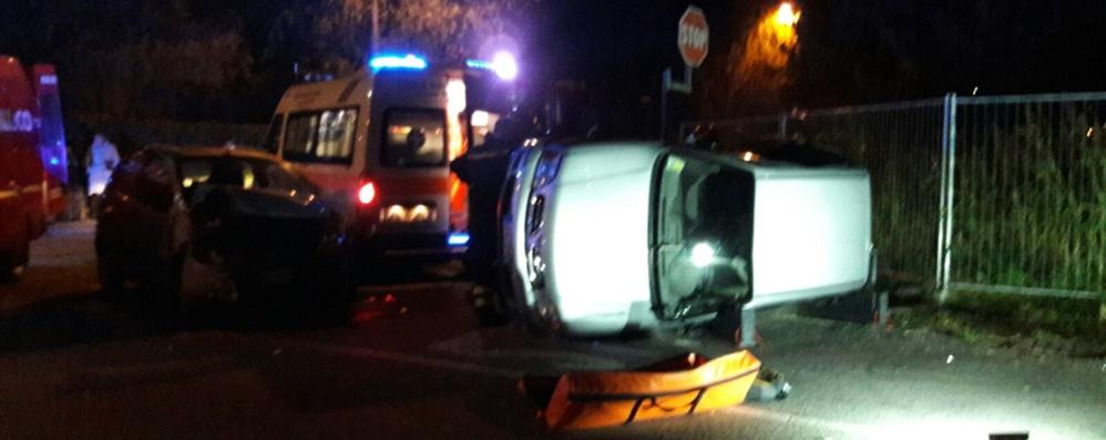 La scena dell’incidente con l’auto ribaltata