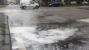 Schiuma sulla strada ad Arcore all’incrocio di Bernate: il fenomeno era visibile fino a Usmate