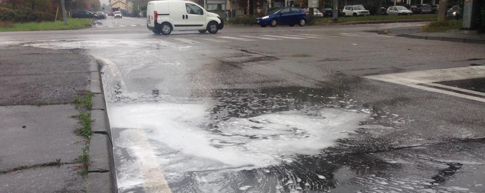 Schiuma sulla strada ad Arcore all’incrocio di Bernate: il fenomeno era visibile fino a Usmate