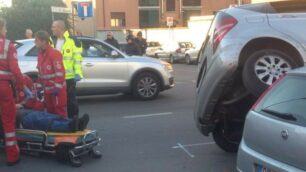 L’auto incidentata e i soccorsi all’uomo