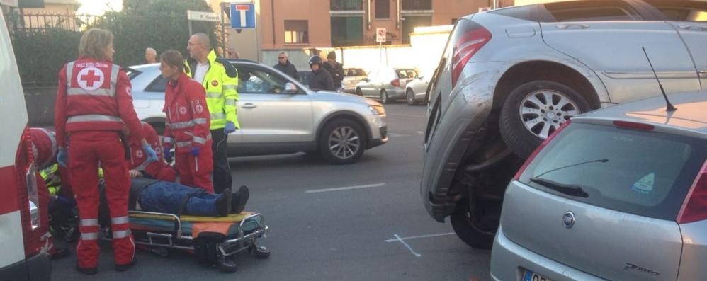 L’auto incidentata e i soccorsi all’uomo