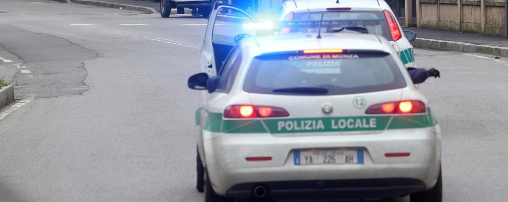 Intervenute due pattuglie della polizia locale di Monza