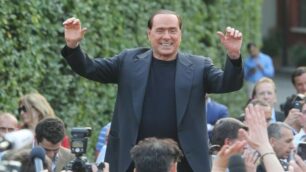 Silvio Berlusconi fuori dalla sua villa di Arcore in una foto di qualche anno fa