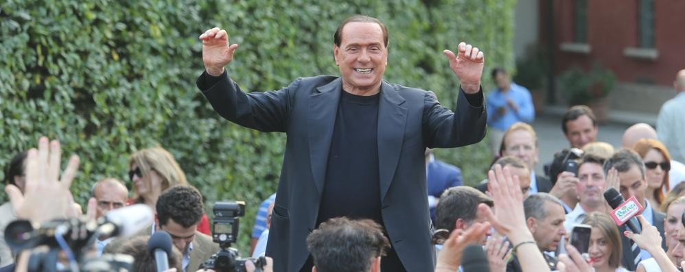 Silvio Berlusconi fuori dalla sua villa di Arcore in una foto di qualche anno fa