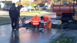 Gli operai al lavoro a Villasanta