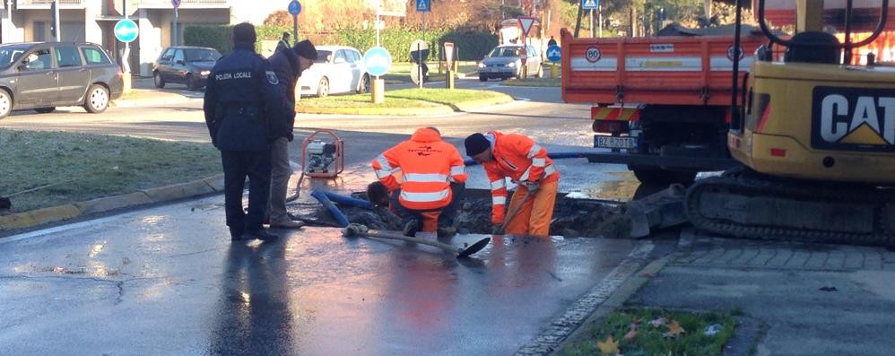 Gli operai al lavoro a Villasanta