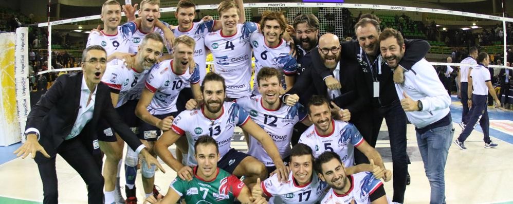 Volley, la foto della festa del Gi Group Team Monza dopo la vittoria a Modena