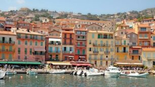 Un’immagine estiva di Villefranche sur Mer : le facciate colorate illuminano anche l’inverno