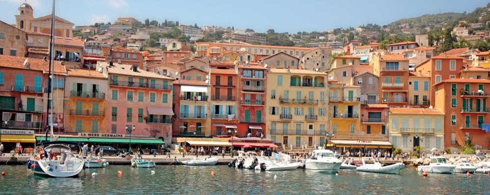 Un’immagine estiva di Villefranche sur Mer : le facciate colorate illuminano anche l’inverno