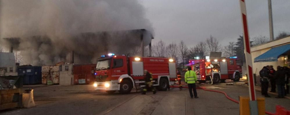 Incendio all’isola ecologica di Lissone