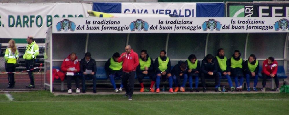 Calcio, serie D: Antonio Criniti davanti alla panchina del Seregno