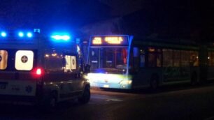 I soccorsi sabato sera sull’autobus della linea in servizio da Carate Brianza a Monza - foto Edoardo Terraneo