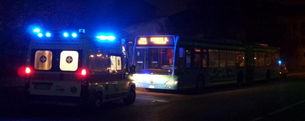 I soccorsi sabato sera sull’autobus della linea in servizio da Carate Brianza a Monza - foto Edoardo Terraneo