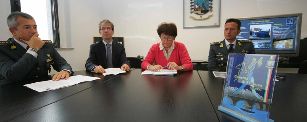 Il sostituto procuratore Alessandro Pepè e il procuratore capo di Monza, Luisa Zanetti con i vertici della Finanza di Lecco