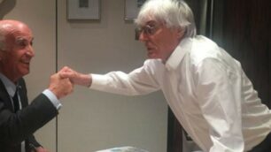 La stretta di mano tra Bernie Ecclestone e Angelo Sticchi Damiani