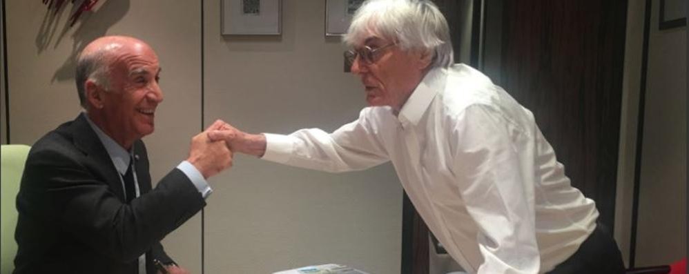 La stretta di mano tra Bernie Ecclestone e Angelo Sticchi Damiani