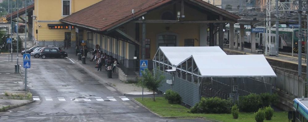 A destra la velostazione di Monza