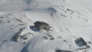 Una veduta invernale del rifugio Titta Secchi - foto da Rifugi di Lombardia