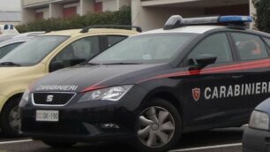 I carabinieri davanti alla palazzina teatro della lite